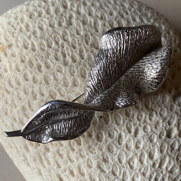 Castlecliff Vintage Silver Tone Modernist Textured Twisted Leaf Brooch - Picture 1 of 11